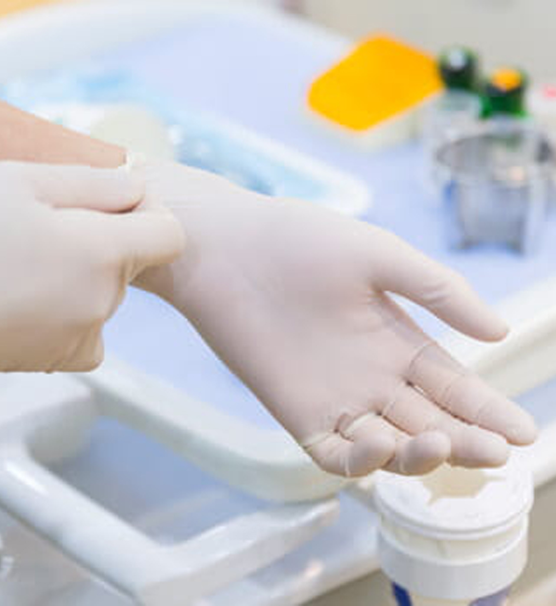 患者様ごとに手袋を変えて清潔な状態を保っています